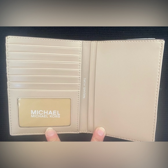 MICHAEL KORS METALLIC MK SIGNATURE FASHION FLAT PASSPORT CASE HOLDER ID CARD - Picture 4 of 5
